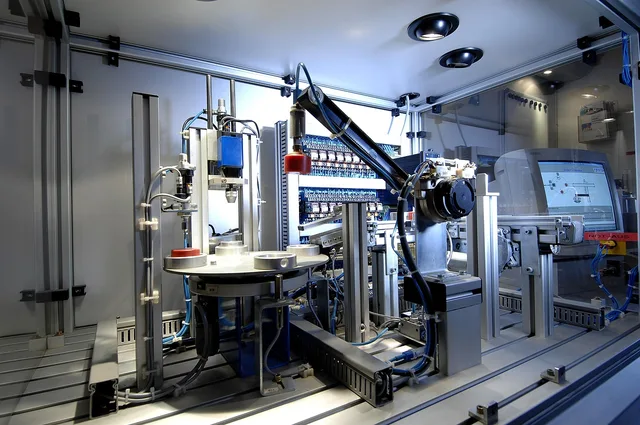 technology, industry, machine. Automatyzacja a prognozy zawodowe: jak czytać ryzyko zmian