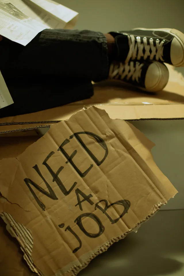 A close-up on a 'Need a Job' sign highlighting unemployment issues. Kursy zawodowe finansowane z urzędu pracy: kto może skorzystać