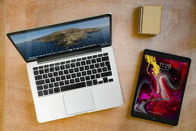 ipad, mac, manzana, technology, office, desk, computing, portable, macbook, job, ipad, ipad, ipad, mac, mac, mac, mac, mac, technology, office, office, desk, desk. Popyt na pracowników w sektorach: gdzie szukać danych i jak je czytać
