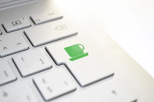coffee, coffee cup, keyboard, enter, button, donate, work, computer, laptop, symbol, tea cup, business, break, icon, invitation, espresso, job, to press, enjoyment, enjoy, green, tea, cup. Prognozy a oferty pracy: jak porównać sygnały rynkowe