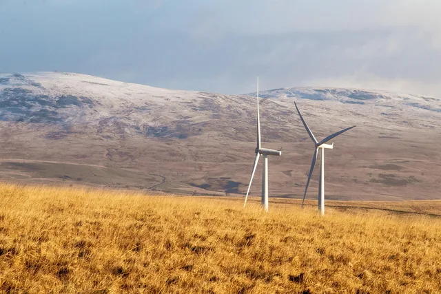 windmills, wind turbines, wind farm, field, grass, moorland, mountains, wind power station, wind power plant, structure, hill, countryside, clean energy, green energy, renewable energy, electricity, power, nature, landscape, brecon beacons national park, clean energy, clean energy, green energy, green energy, green energy, green energy, green energy, renewable energy, renewable energy, electricity. Transformacja energetyczna a zmiany w zatrudnieniu: przegląd danych