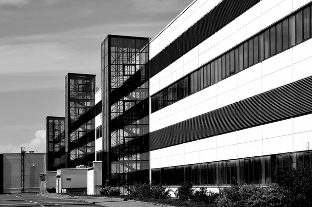 factory, line, glass, composition, simplicity, black, curves. Zatrudnienie w przemyśle i usługach: jak czytać dane GUS