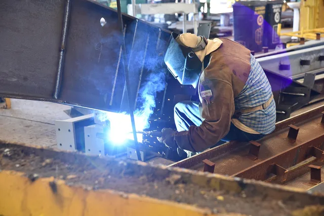 labor, job, heavy, iron, steel, welder, welding, worker, people working, professionals, engineer, labor, welder, welder, welding, welding, welding, welding, welding. Zawody deficytowe i nadwyżkowe: co oznaczają w praktyce